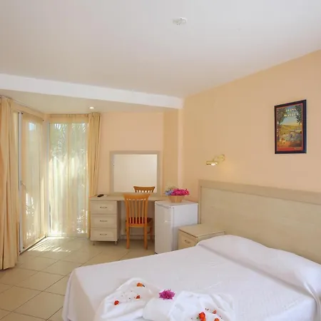 Catamaran Gündoğan